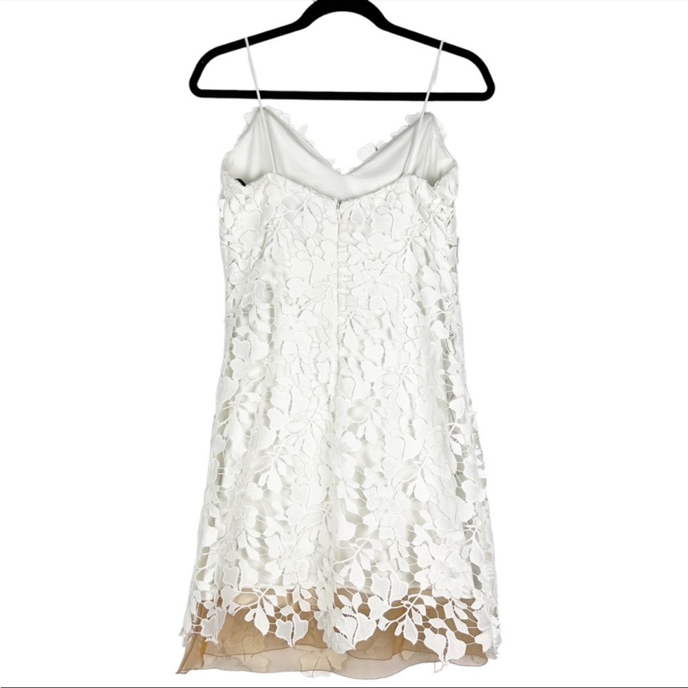 Vera Wang White Embroidered Lace
Dress 6 - Picture 3 of 12
